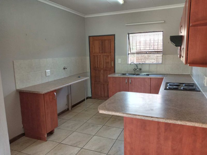 Two Bedroom Townhouse Riversdale Meyerton. - Photo 7