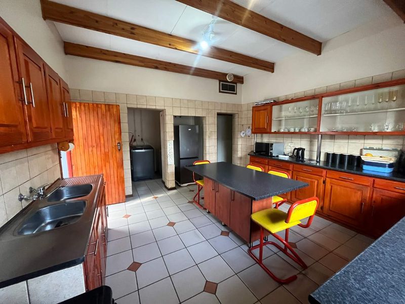 Spacious 3-Bedroom Family Home in Prime Lemoendraai Location – Great Investment Potential! - Photo 5