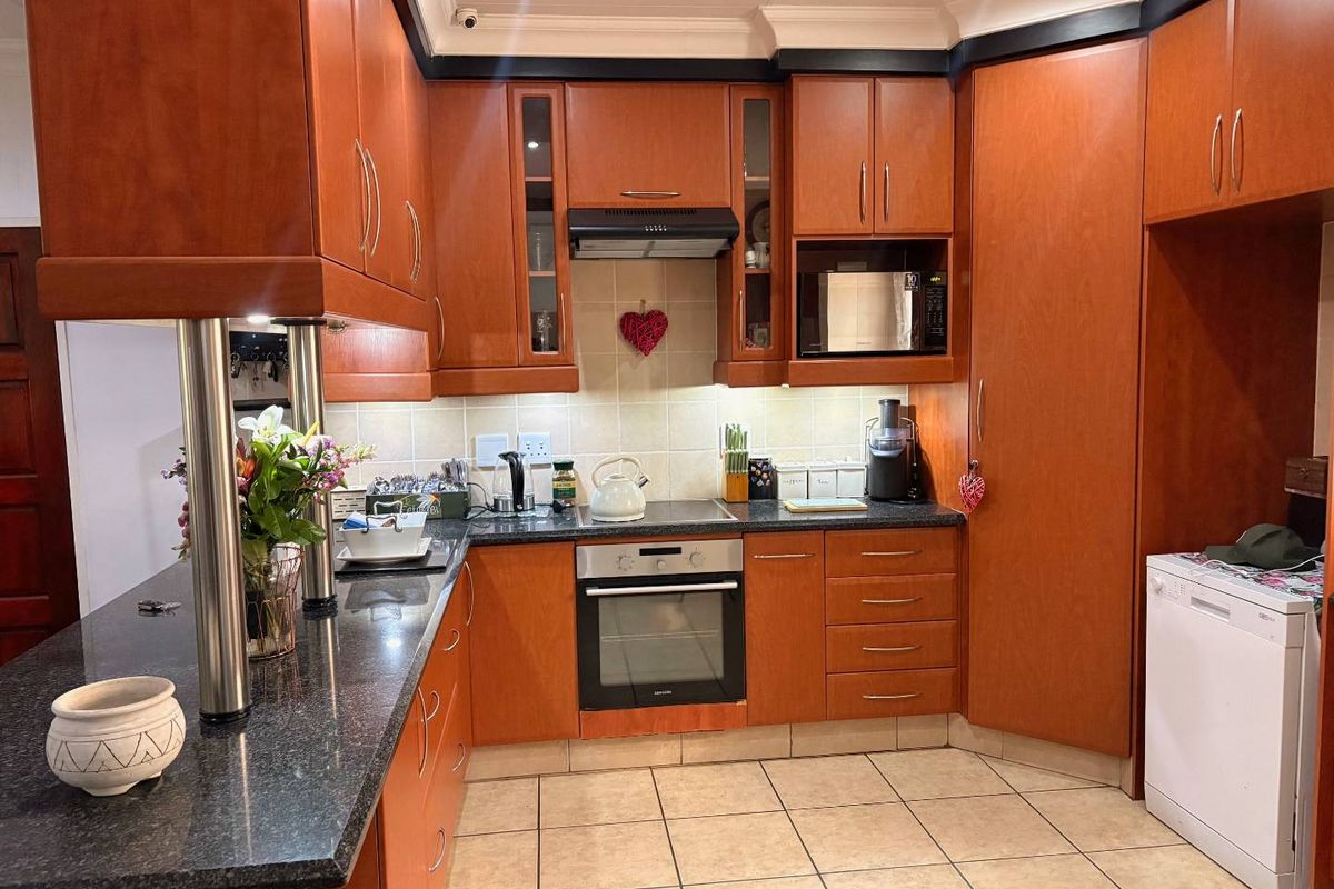 Estate Living Awaits! - Photo 2