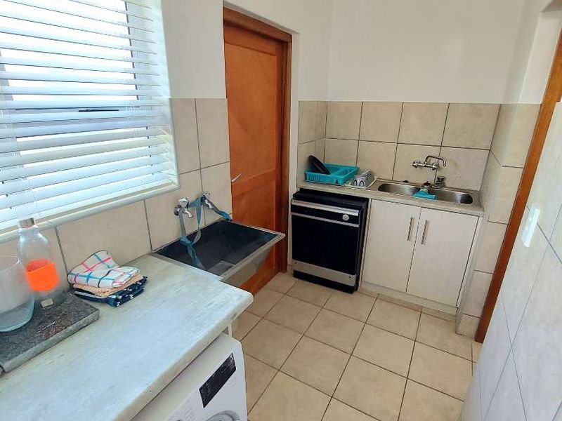 Stunning 3-Bed Home in Sunbay, Steps from the Beach - Photo 7