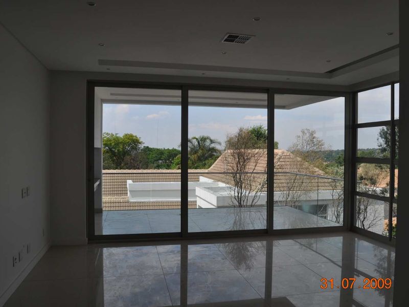 SOPHISTACED 2 BED APARTMENT IN THE ICONNIC 5 ON DESMOND FOR SALE - Photo 3