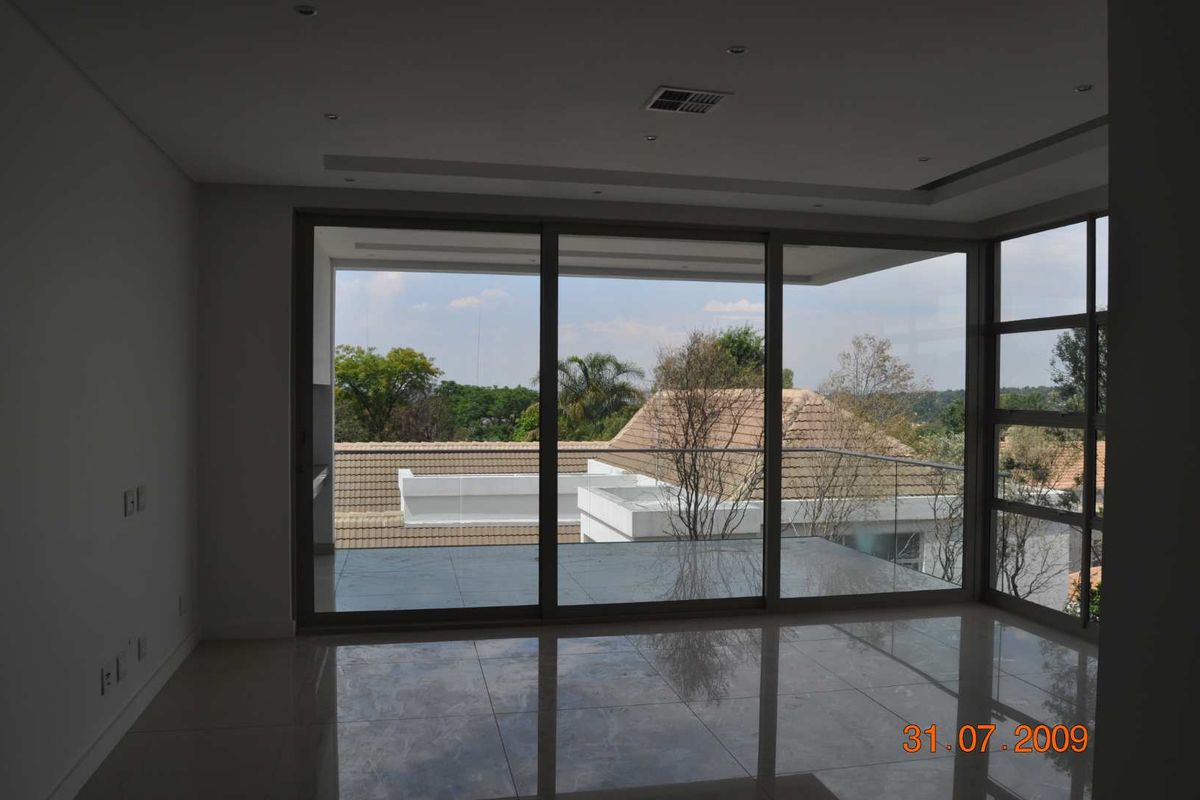 SOPHISTACED 2 BED APARTMENT IN THE ICONNIC 5 ON DESMOND FOR SALE - Photo 3
