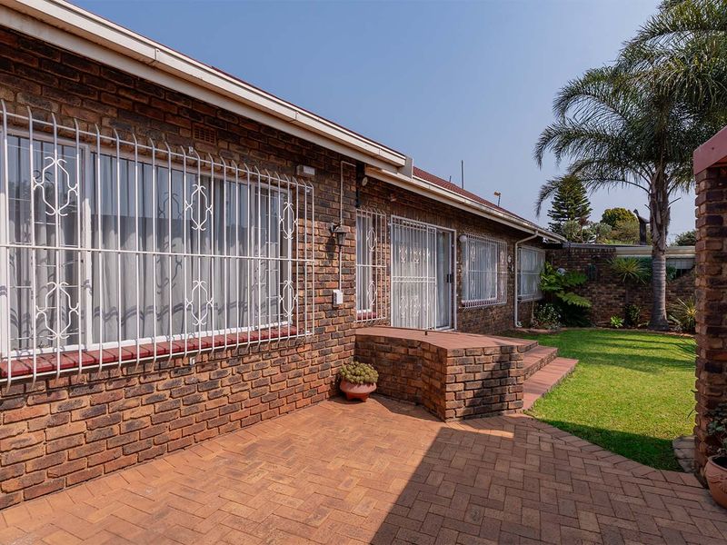 The Perfect Lock-Up-and-Go 3 Bedroom Townhouse in Birchleigh North - Photo 2