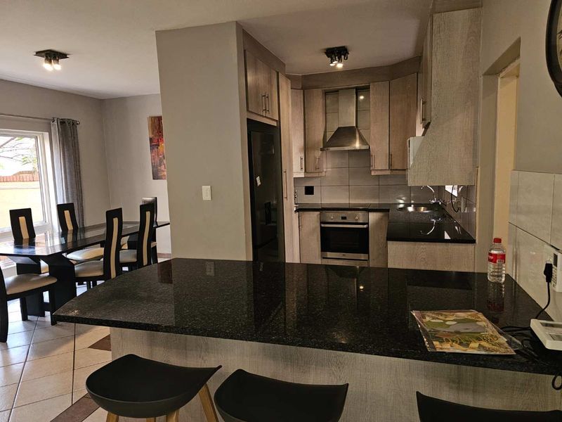 Exclusive 3 Bedroom, 2 Bathroom, Double Garage, Fully Furnished Duplex Townhouse in Woodhill Golf Estate. Ideal for Embassy Staff and Executives! - Photo 3