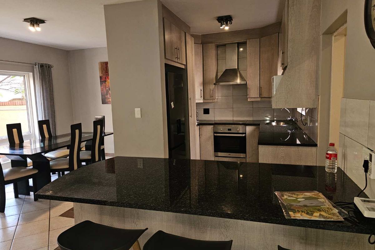 Exclusive 3 Bedroom, 2 Bathroom, Double Garage, Fully Furnished Duplex Townhouse in Woodhill Golf Estate. Ideal for Embassy Staff and Executives! - Photo 3