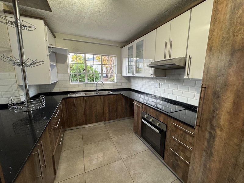 3 Bedroom Family Home in Heuwelsig Estate - Photo 9