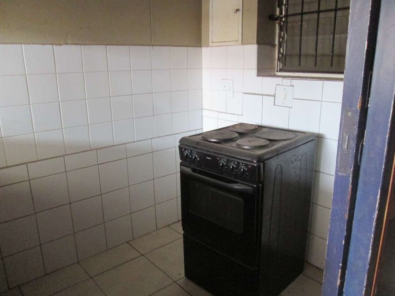 VERY BEAUTIFUL NEAT AND CLEAN BACHELOR FLAT FOR SALE IN PRETORIA CENTRAL '' BARGAIN - Photo 9
