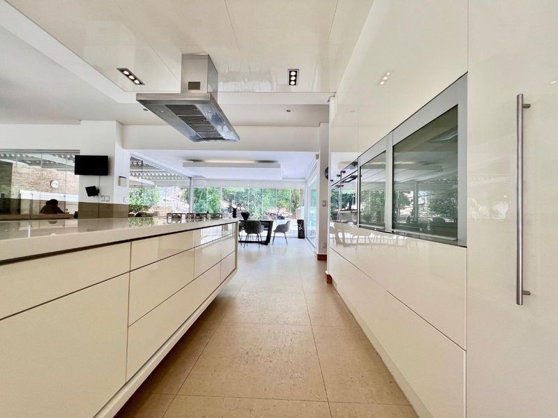 Luxury 4 Bedroom House For Sale in Klein Windhoek - Photo 9