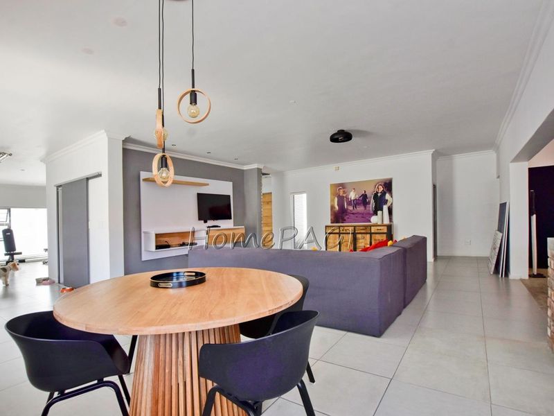 Fairway Estates, Walvis Bay:  5 Bedr Double Storey Contemporary Home is for Sale - Photo 8