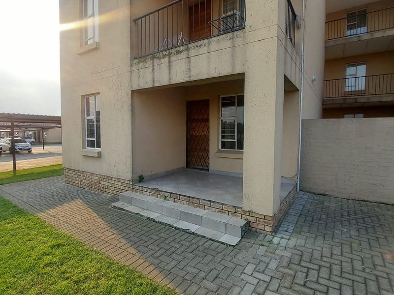 Spacious 2-Bed Ground Floor Unit in Secure Tinderwood Village - Photo 6
