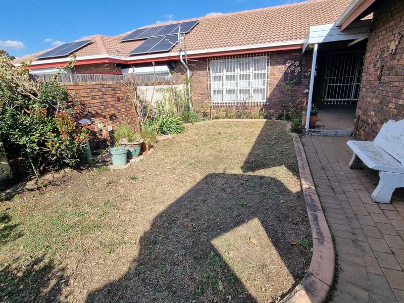Facebrick Townhouse with Private Garden for Sale - Photo 1