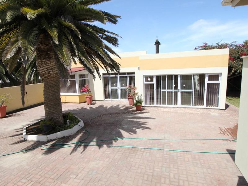 Large family Home for Sale in Central Swakopmund - Photo 5