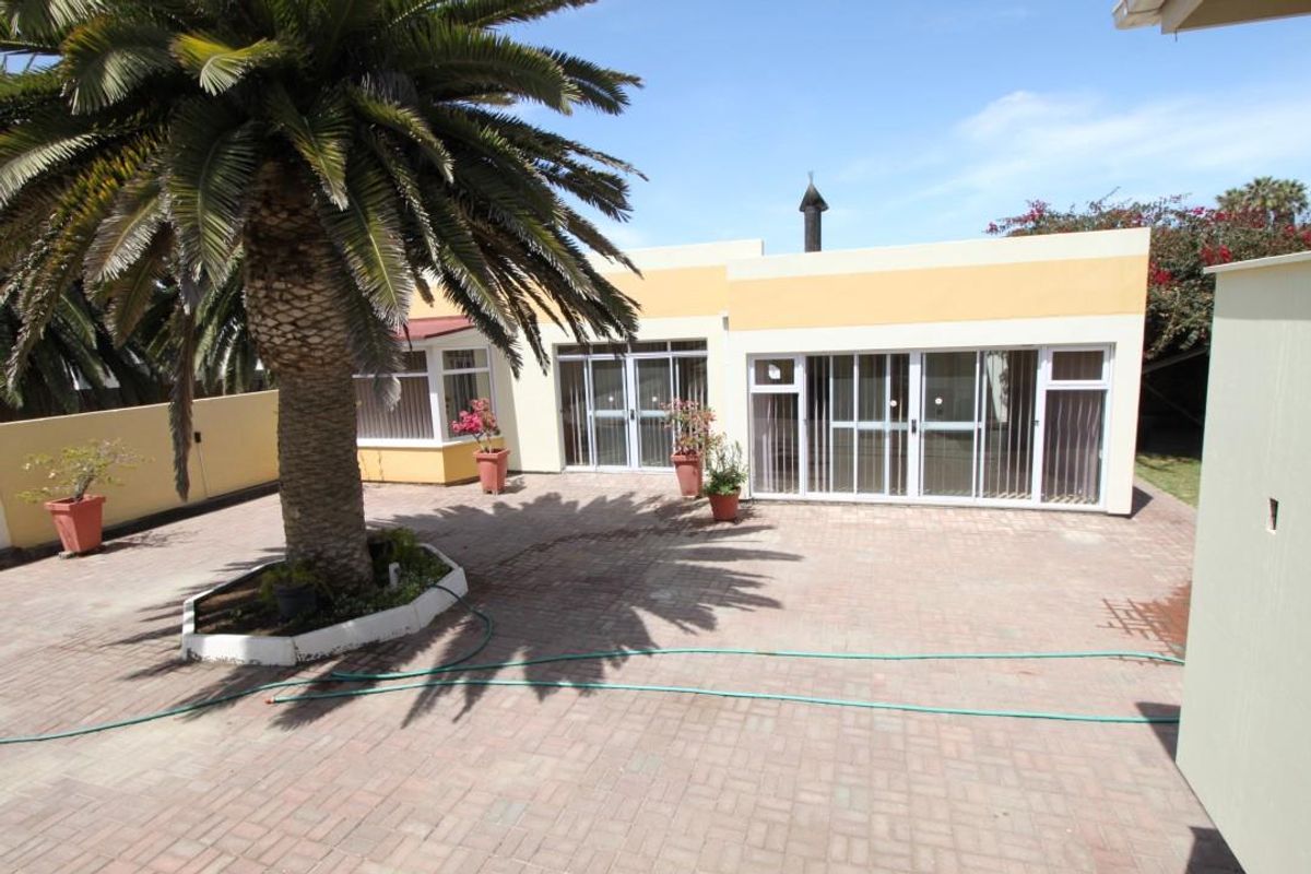 Large family Home for Sale in Central Swakopmund - Photo 5