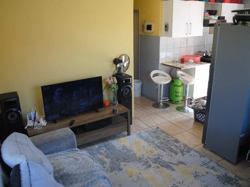Cozy 3 Bedroom home - Photo 5