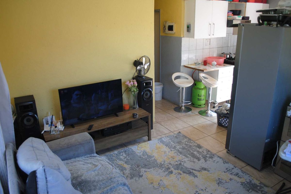 Cozy 3 Bedroom home - Photo 5