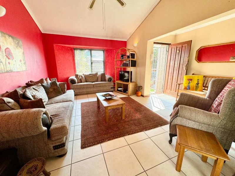 Brilliant Priced 3 Bed 2 Bath Home above road level in prime Sunningdale!! - Photo 7