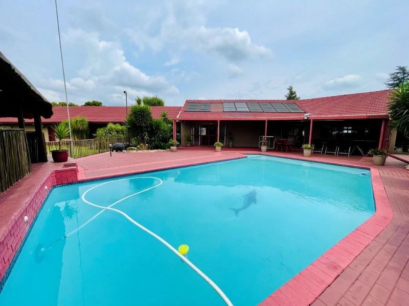 3 bedroom home with flat for sale in brackenhurst - Photo 2