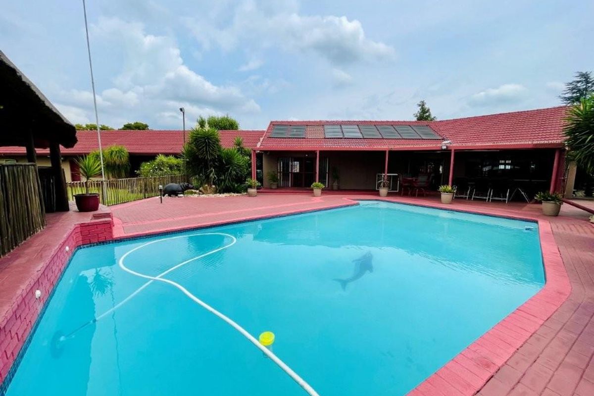 3 bedroom home with flat for sale in brackenhurst - Photo 2