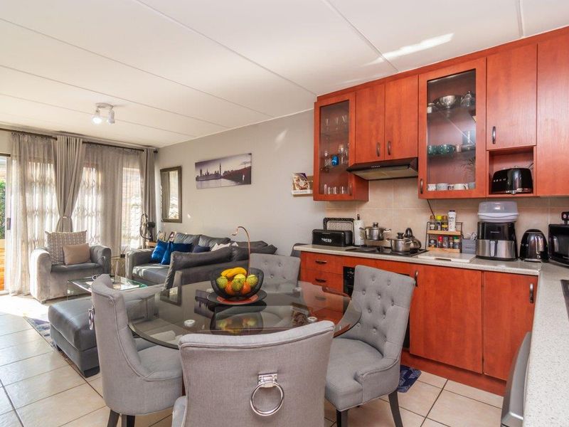 Modern 3-bedroom duplex townhouse with scenic balcony views - Photo 3