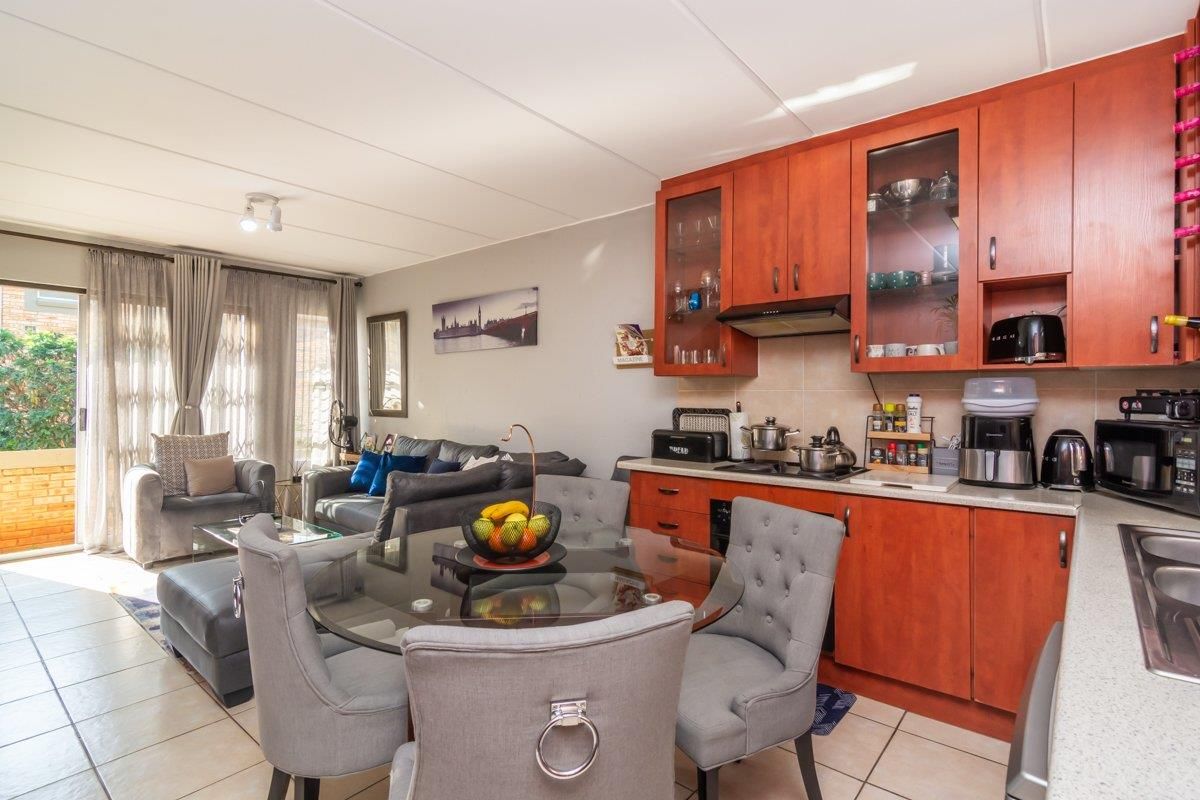 Modern 3-bedroom duplex townhouse with scenic balcony views - Photo 3