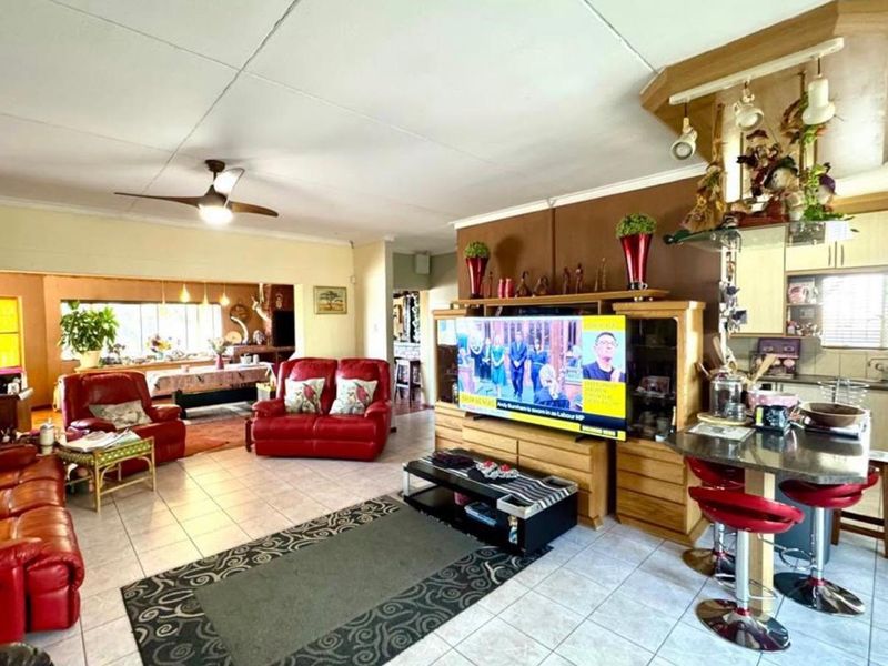 4 Bedroom House For Sale in Olympia - Photo 3