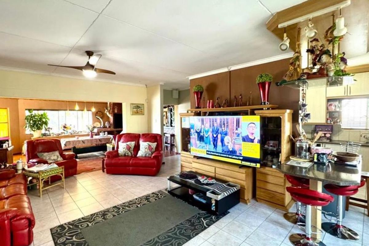 4 Bedroom House For Sale in Olympia - Photo 3