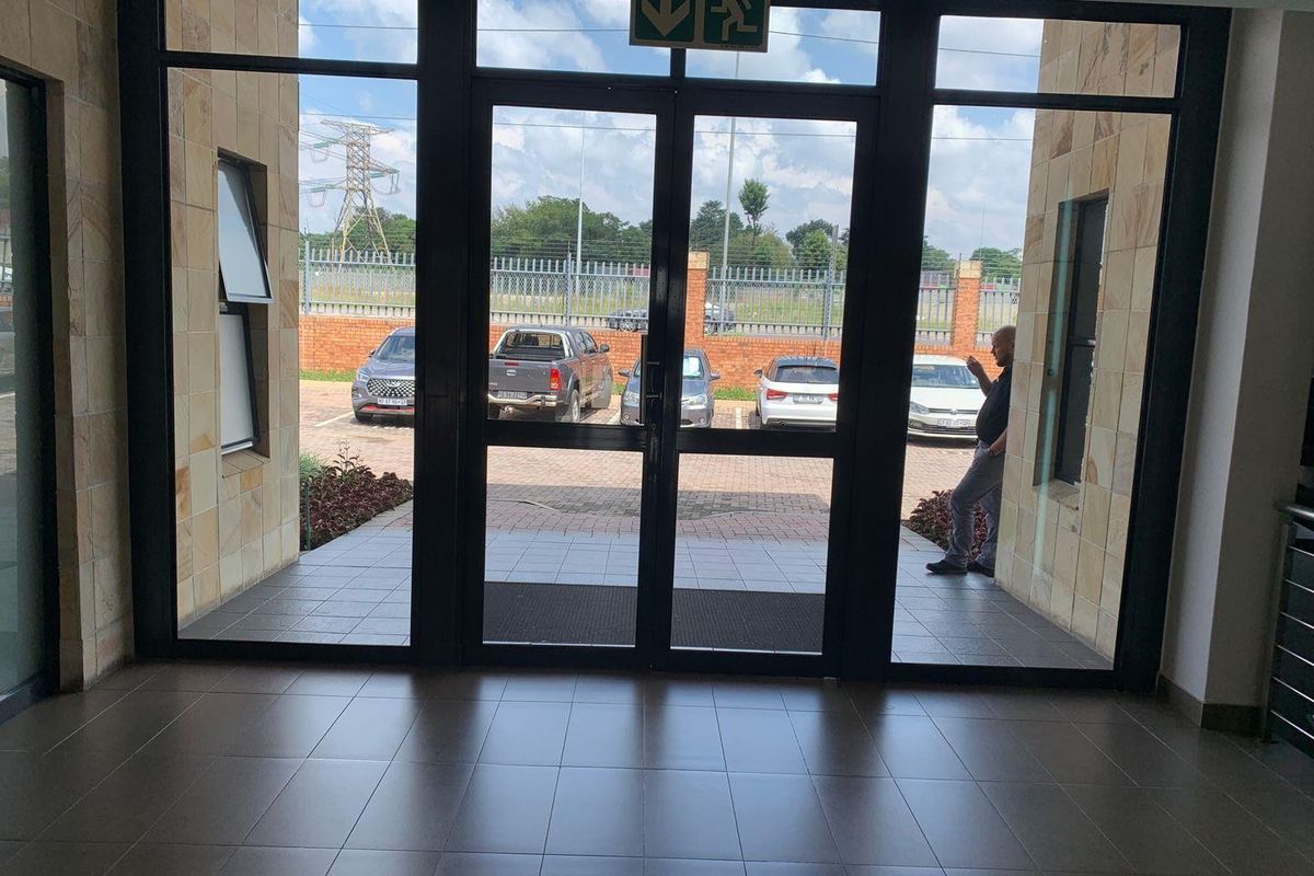 472m2 Paulshof Office To Let - Photo 2