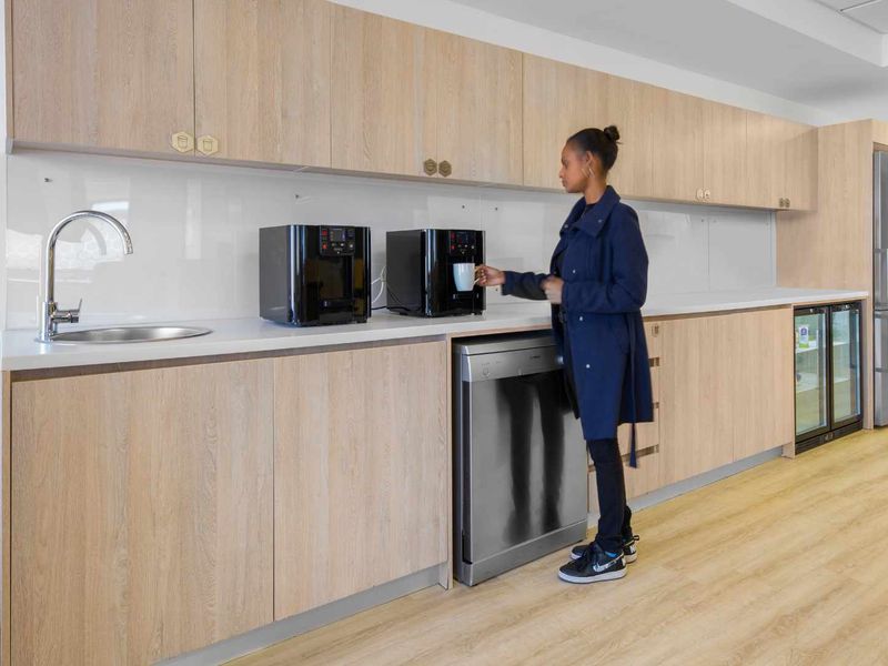 Fully serviced private office space for you and your team in Spaces Sunclare. - Photo 6