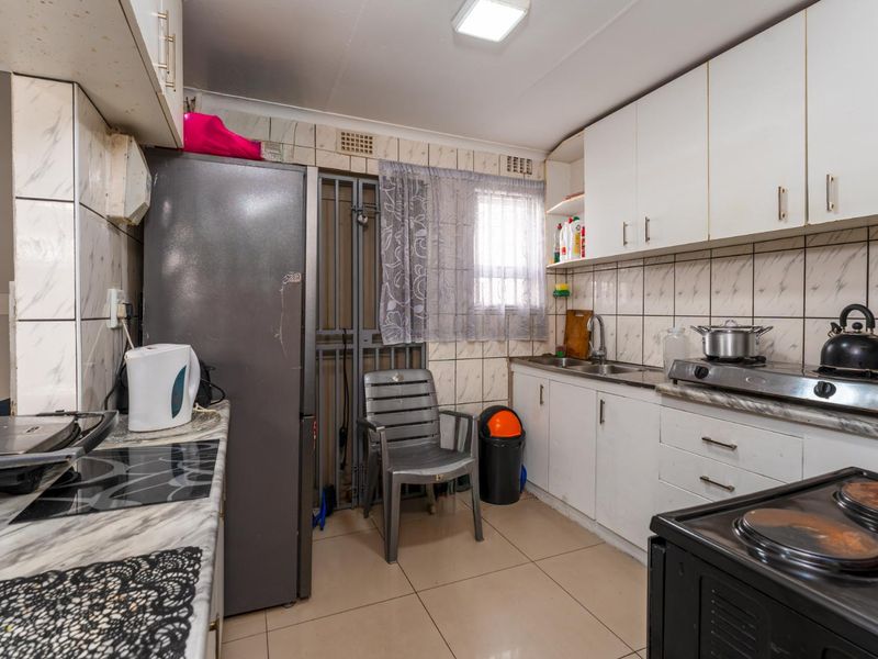 Neat 3-Bedroom Residence Designed for Modern Family Life - Photo 7