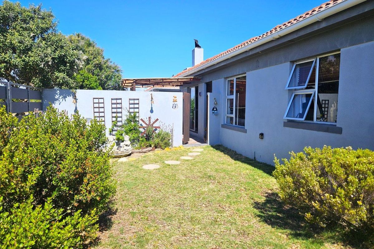 Coastal Charm: Modern 3-Bedroom Home in Pearly Beach - Photo 4