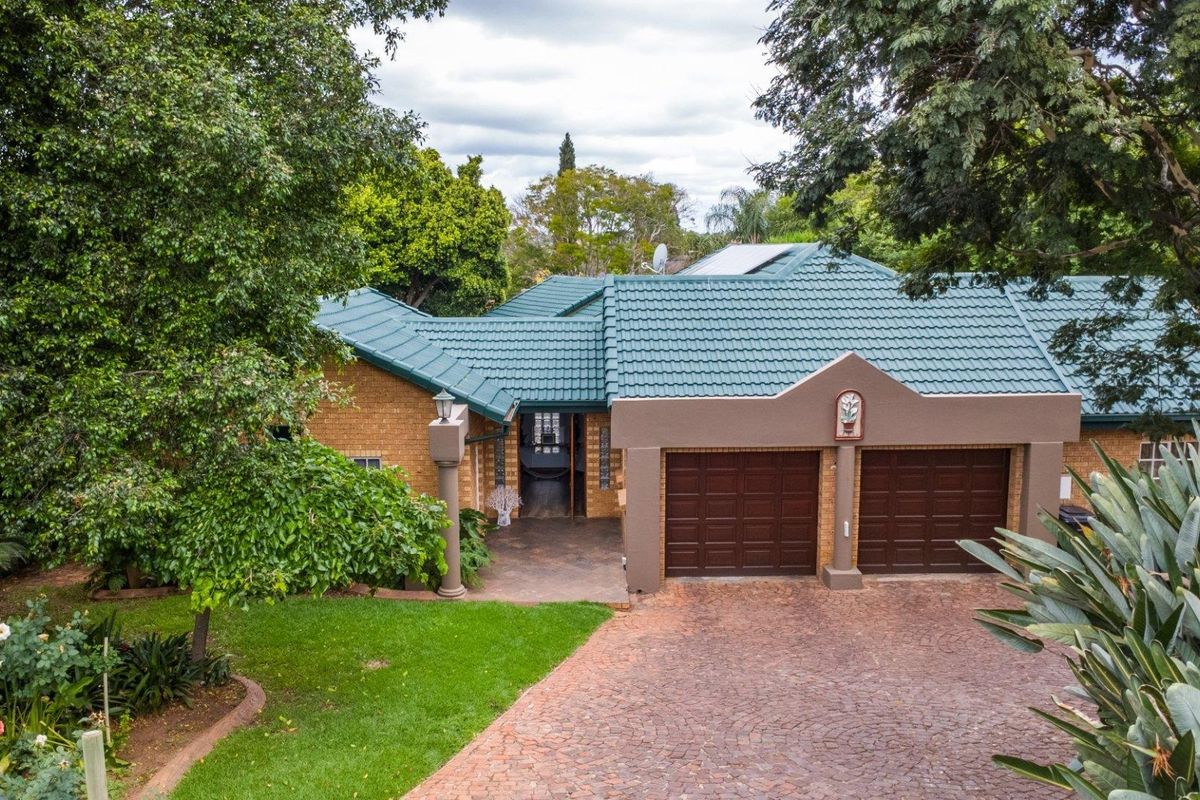 FOUR BEDROOM FAMILY HOME WITH TIMELESS CHARM IN MORELETA PARK - Photo 4