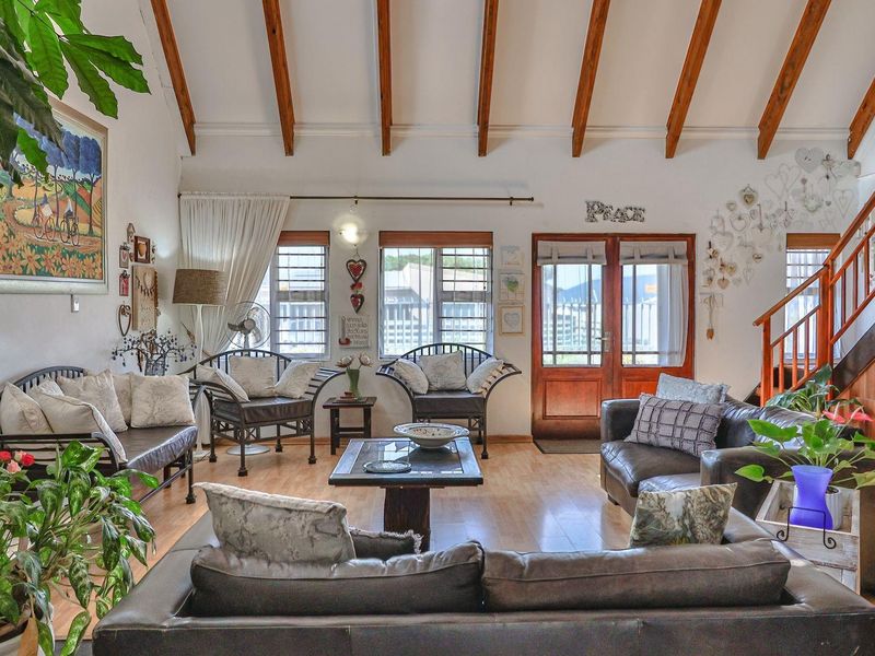 Family Home + Flatlet in Pretty Perlemoenbaai - Photo 2