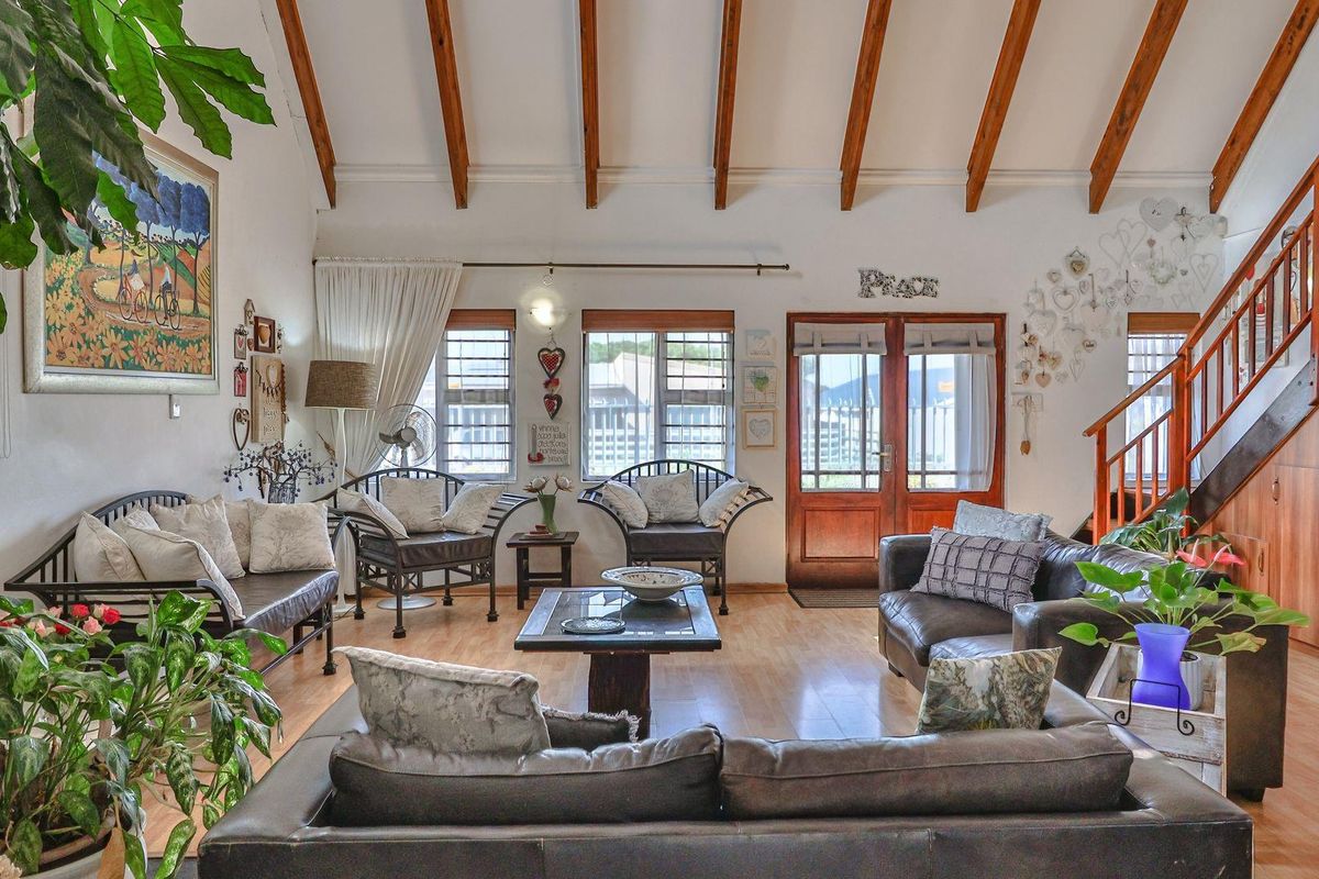 Family Home + Flatlet in Pretty Perlemoenbaai - Photo 2