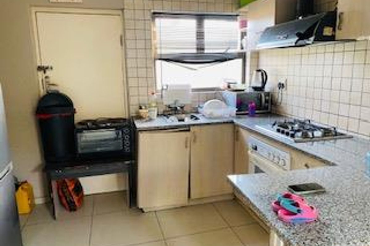 Exceptional Multi-Unit Property with Two Main Homes, Flats & Multiple Garages – Walvis Bay, Namibia - Photo 5