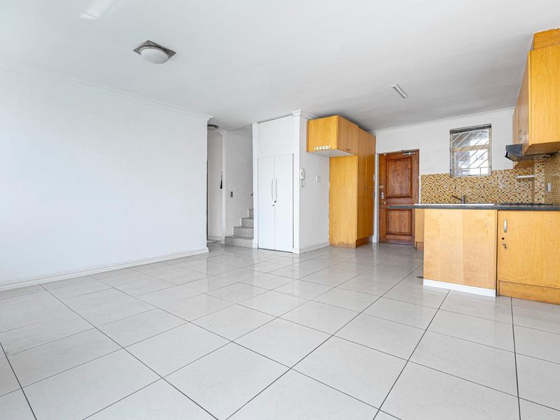 Entertain in Style: Luxurious Penthouse with Rooftop Retreat - Photo 4