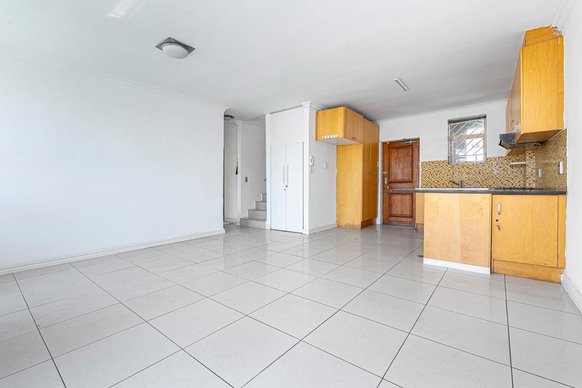 Entertain in Style: Luxurious Penthouse with Rooftop Retreat - Photo 4