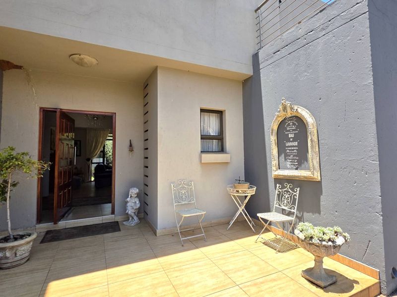 Immaculate 4 Bedroom Family Home In Leloko - Photo 2