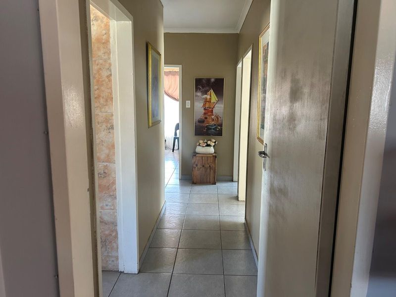 4 Bedroom family house in Booysens - Photo 10