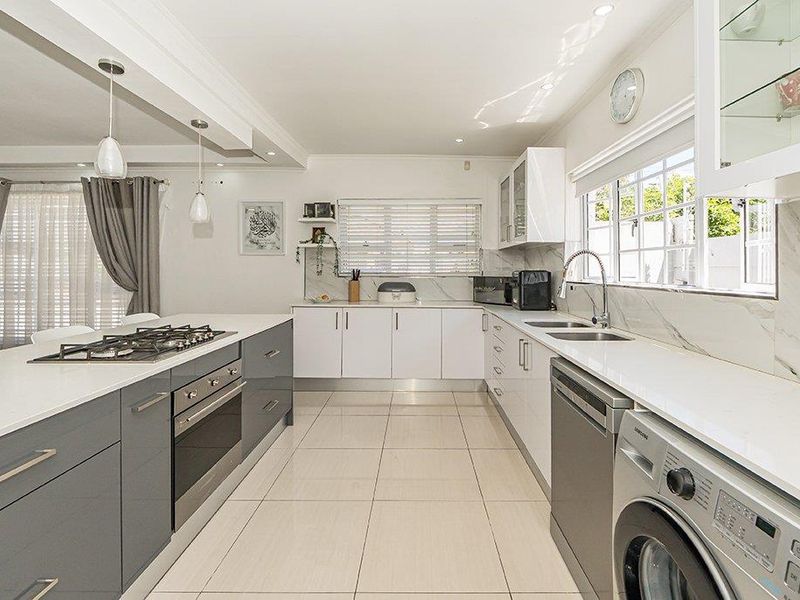 Dream Family Home with Spacious Interiors and Lush Garden - Photo 9