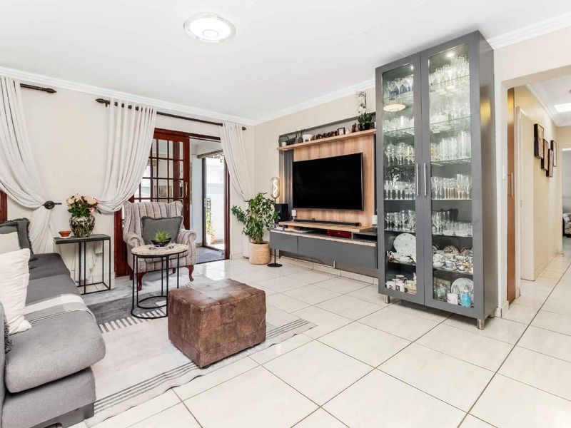 STUNNING LIGHT AND BRIGHT SIMPLEX - IN SOUGHT AFTER FLEETWOOD ESTATE - Photo 2