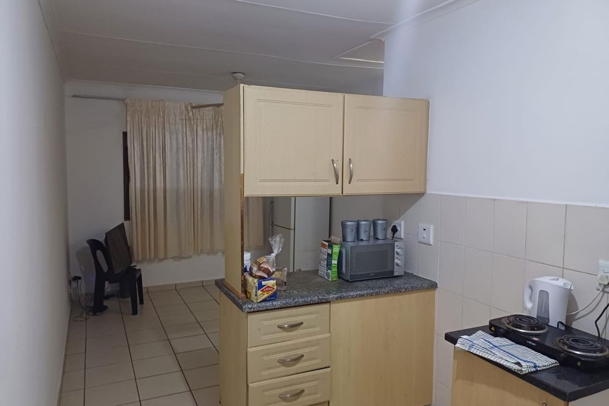 Charming 2-Bedroom Flat: In a Secure Complex - Photo 2