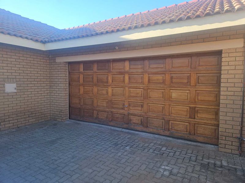 Townhouse in secure complex - Photo 2