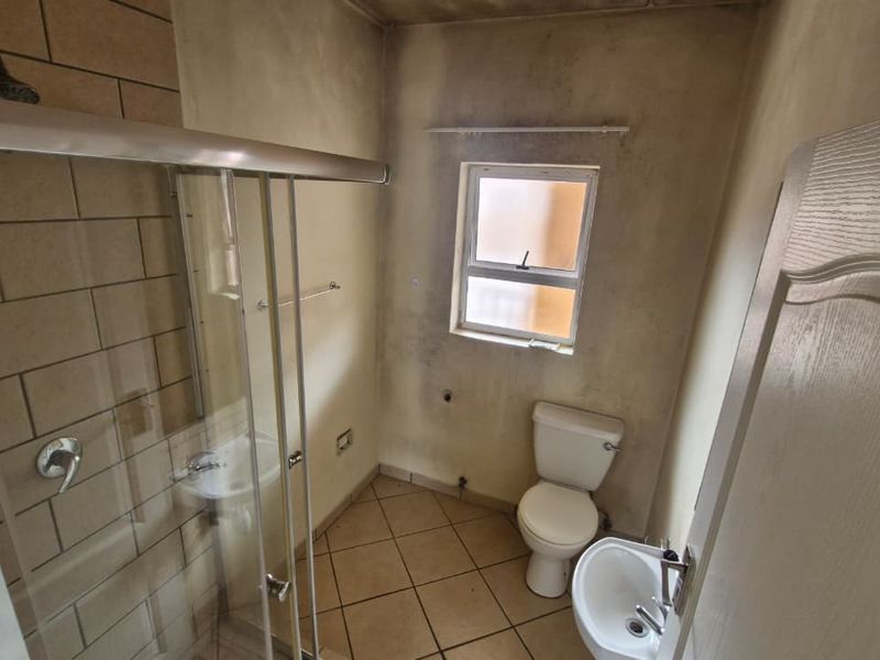 Modern 2-Bedroom Haven at The Kings: Style meets Central Convenience - Photo 10