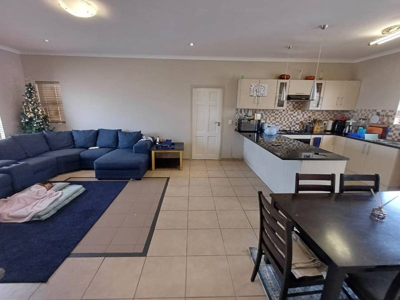 Popular townhouse complex in a sought after area - Photo 2