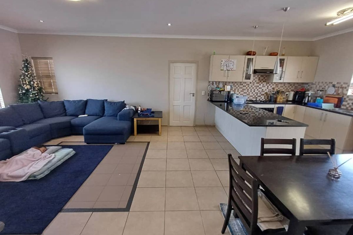 Popular townhouse complex in a sought after area - Photo 2