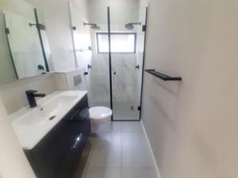 Modern Townhouse For rental in Palm Lakes Estate - Photo 5