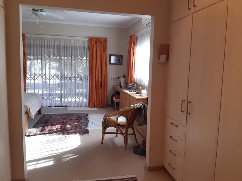 Lovely property with surrounded landscaped gardens and spacious verandas, situated in the outskirts of Omaruru, bordering the Omaruru River. - Photo 7