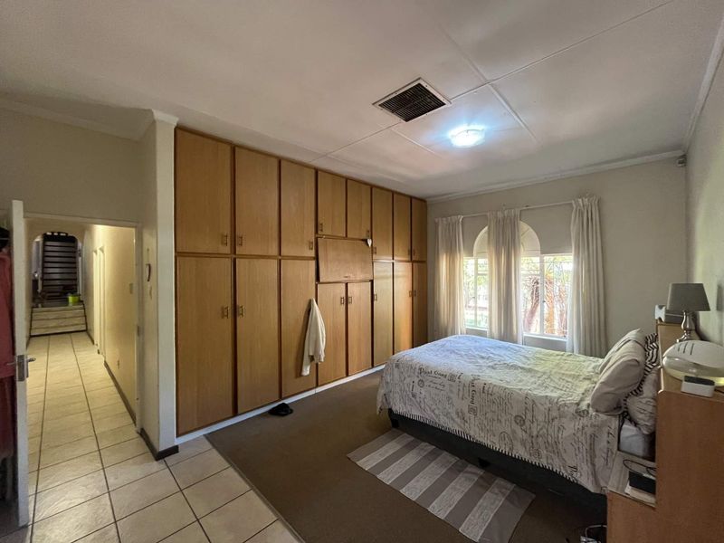 Elegant Double-Storey Family Home in a Prestigious Neighbourhood - Photo 4