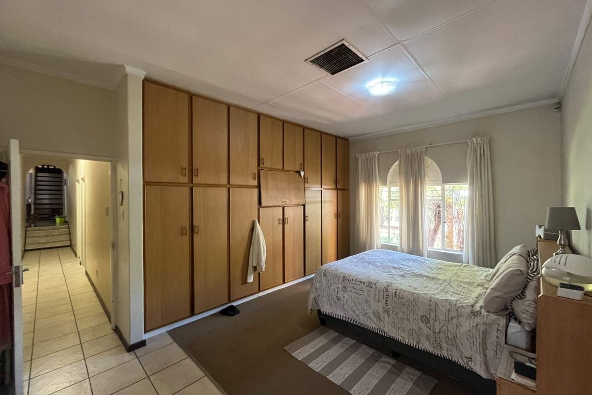 Elegant Double-Storey Family Home in a Prestigious Neighbourhood - Photo 4