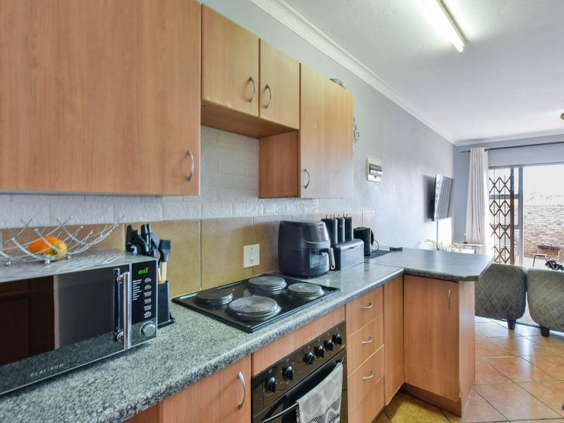 Neat & Tidy, ground-floor, Two bedroom unit - West Park - Photo 3